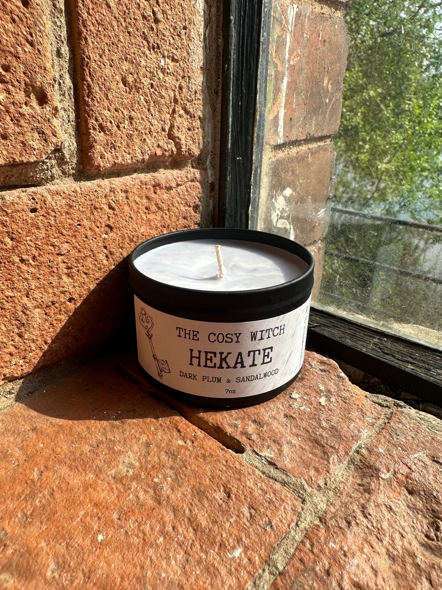 Hekate - Dark Plum & Sandalwood